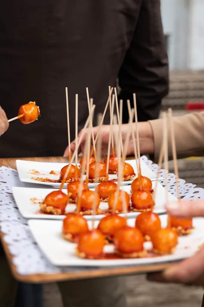 Bandeja de chupa chups de queso de cabra con confitura de tomate en el cóctel de una boda en Burriana, Castellón