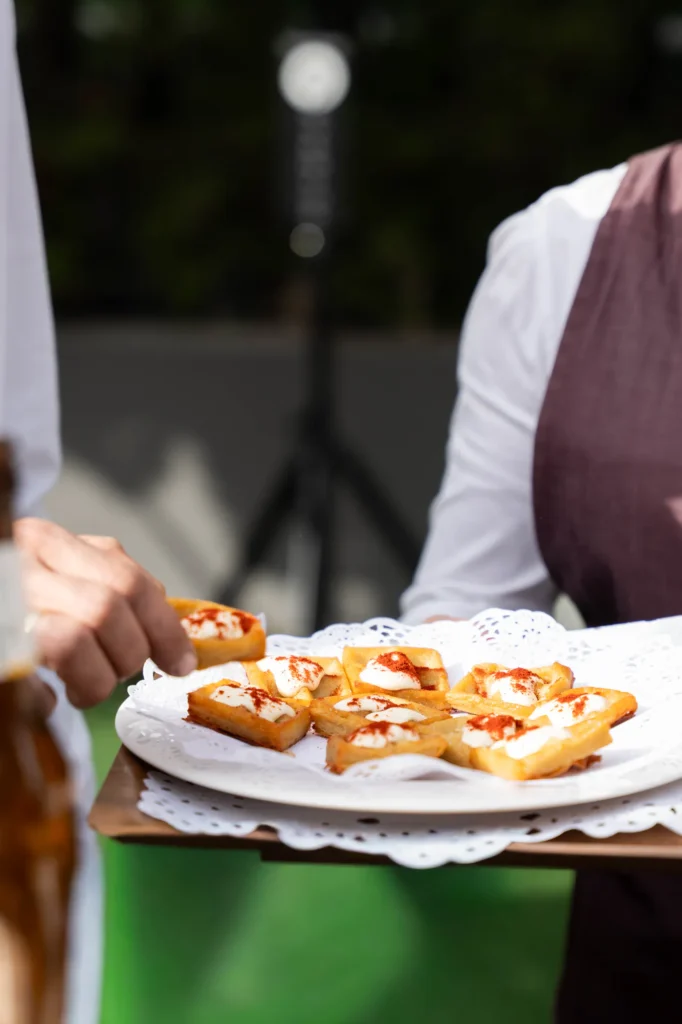 Bandeja de tostas variadas en el cóctel de bienvenida, elaboradas en la cocina propia de La Regenta