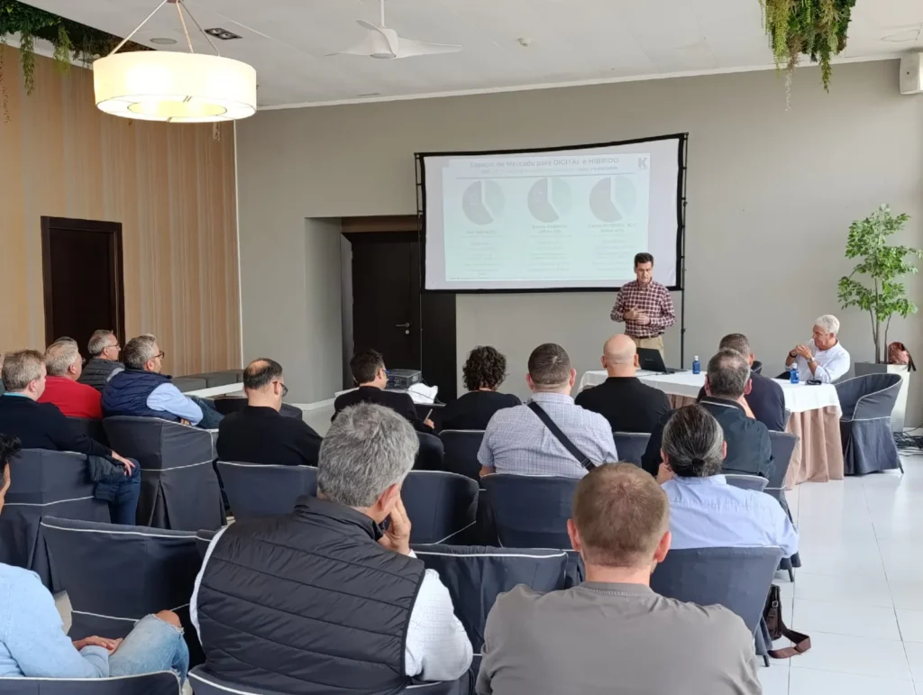 Presentación de empresa con proyector en uno de los salones de La Regenta, en Castellón