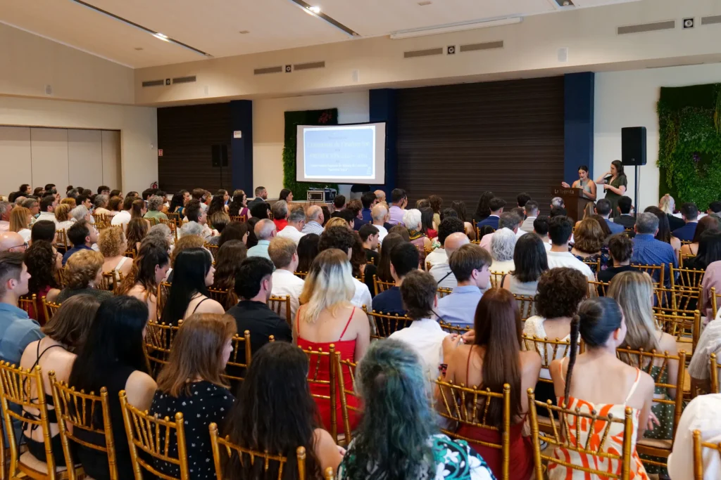 Conferencia con gran aforo en un salón de La Regenta (Castellón) montado en formato auditorio