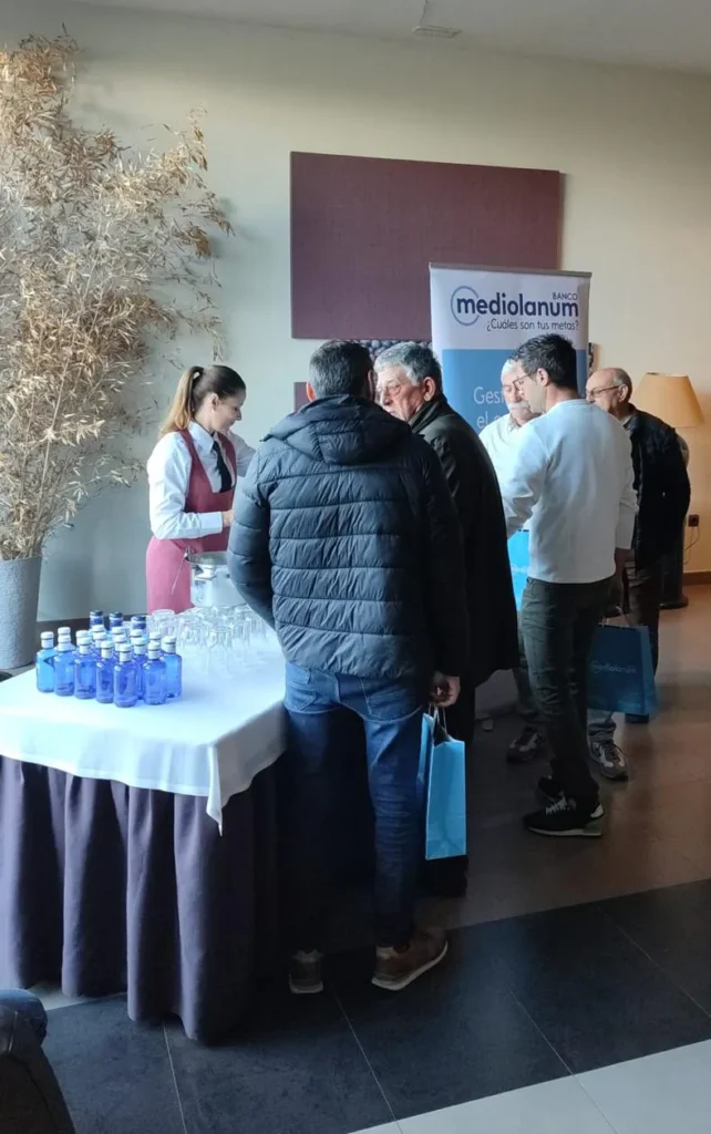 Recepción de asistentes con agua y material de bienvenida en un evento de empresa
