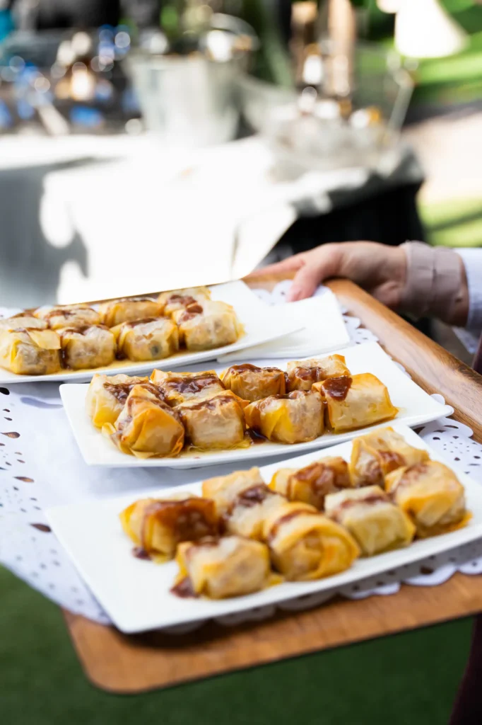 Bandejas de rollitos crujientes servidos en el cóctel de una celebración