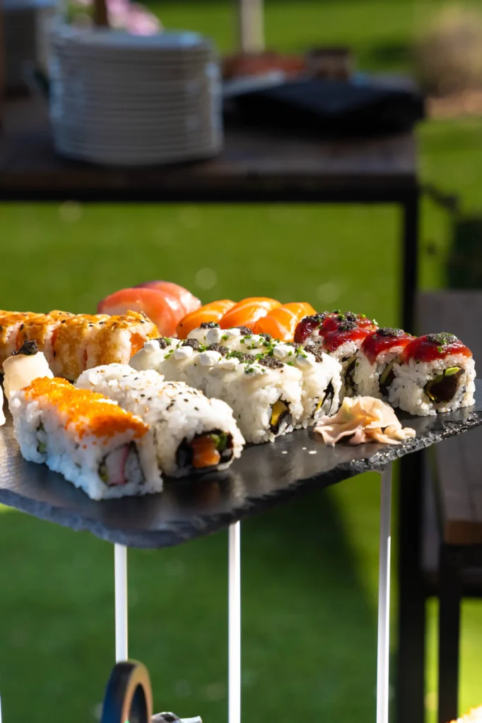 Mesa de sushi variado en el cóctel al aire libre de una boda
