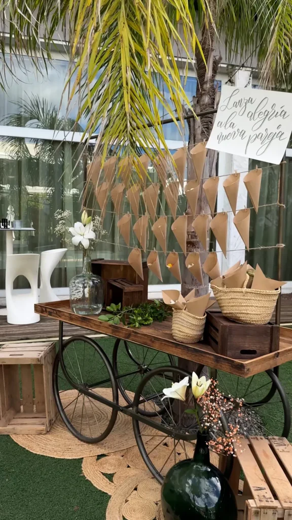 Carrito de madera con conos de pétalos para los invitados en el jardín