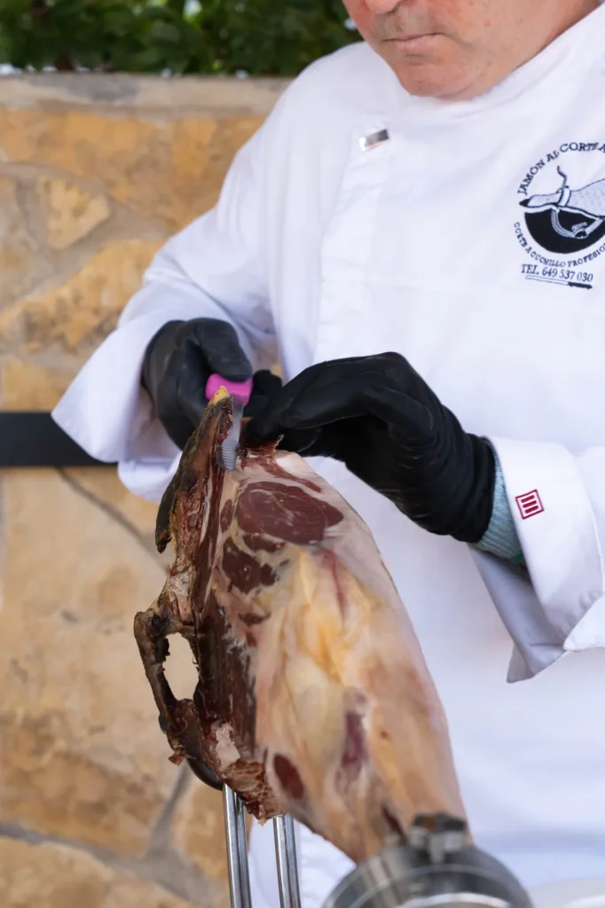 Cortador de jamón en directo durante el cóctel de una boda en La Regenta