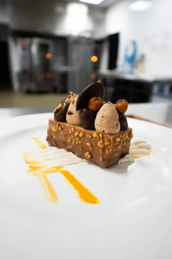 Postre de chocolate y crujiente servido en el banquete