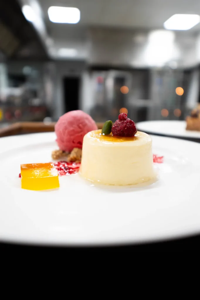 Postre cremoso con sorbete de frutos rojos, elaborado en la cocina de La Regenta