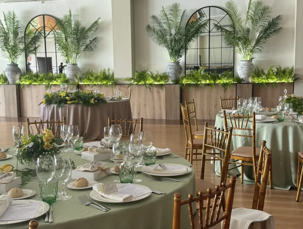 Salón de La Regenta decorado con palmeras y espejos en arco
