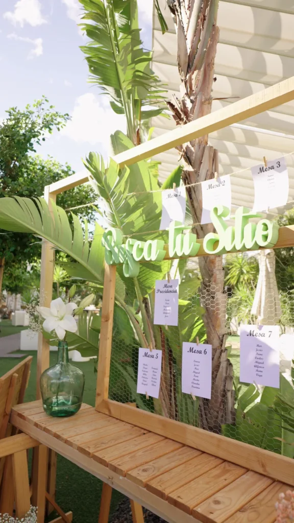 Seating plan de madera con plantas tropicales en el exterior de La Regenta