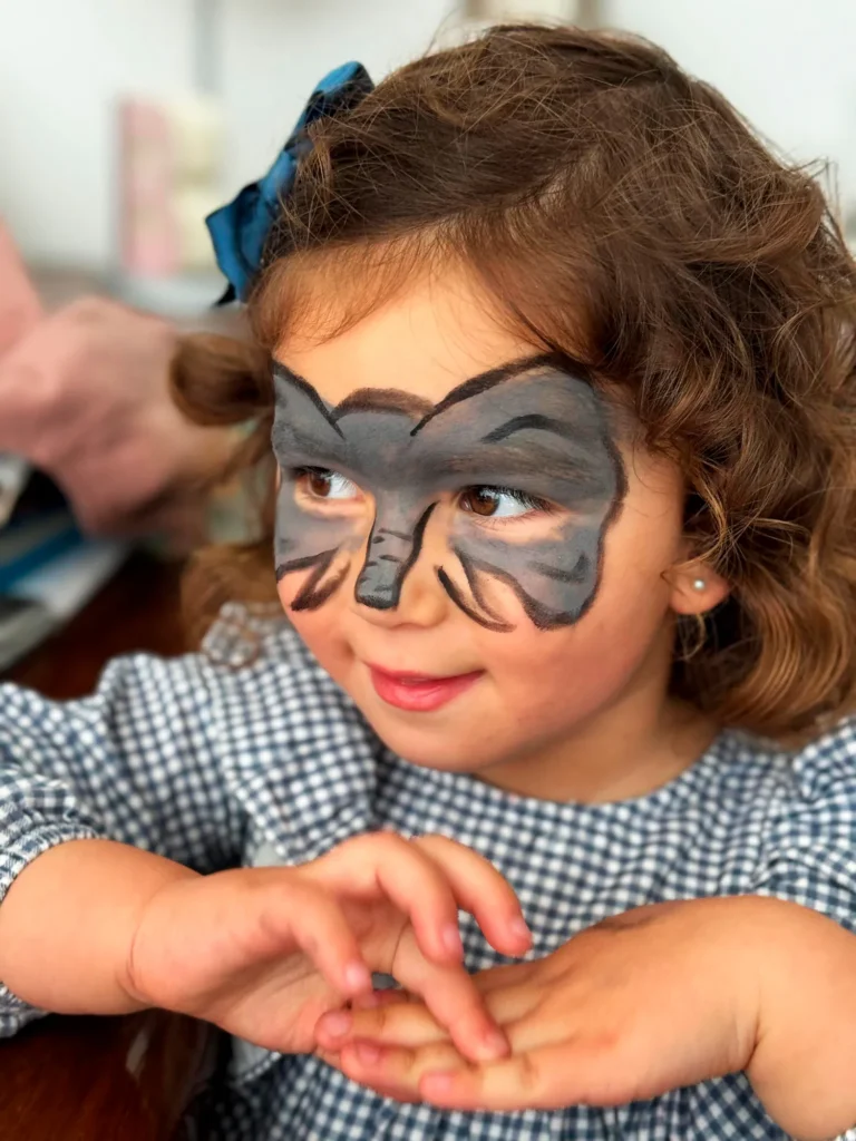 Niña con la cara pintada de mariposa en la animación infantil de una comunión en La Regenta