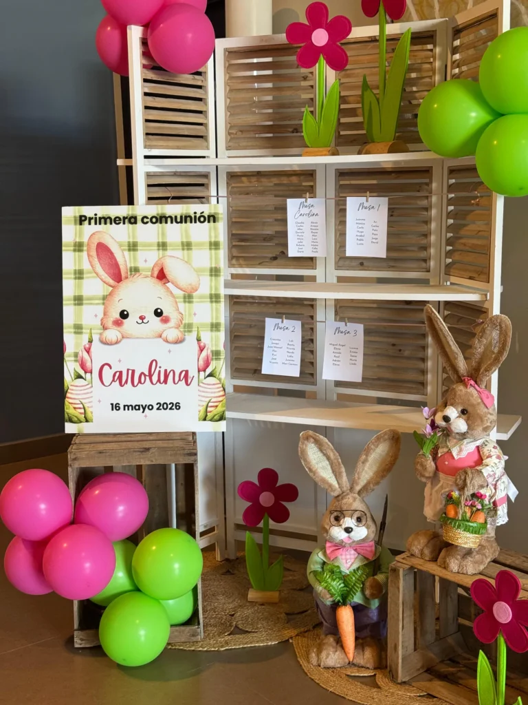 Decoración de primera comunión con conejitos, flores y globos en tonos rosa y verde