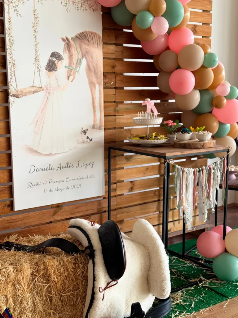Decoración de comunión de temática ecuestre con globos y mesa de dulces