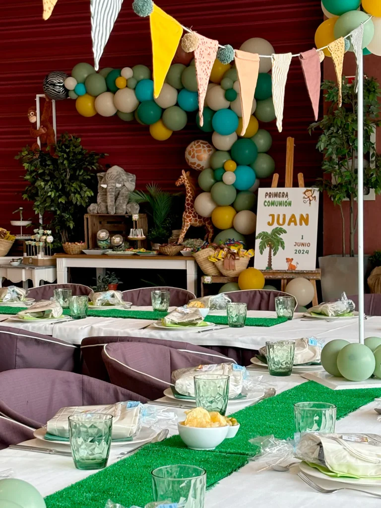 Mesas decoradas con temática de selva para una primera comunión