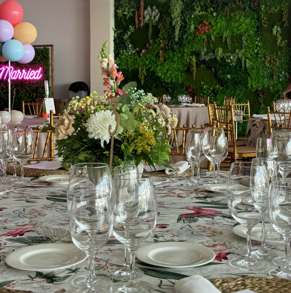 Detalle de cristalería y centro de flores en una mesa de boda en La Regenta
