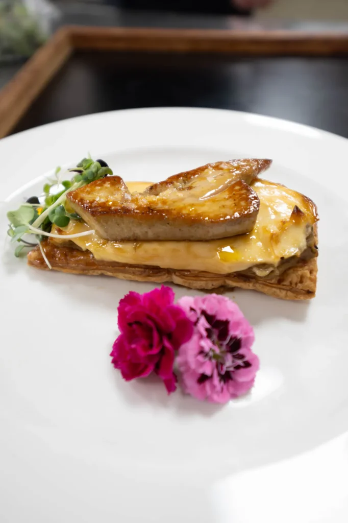 Entrante de foie sobre hojaldre del menú de banquetes de La Regenta