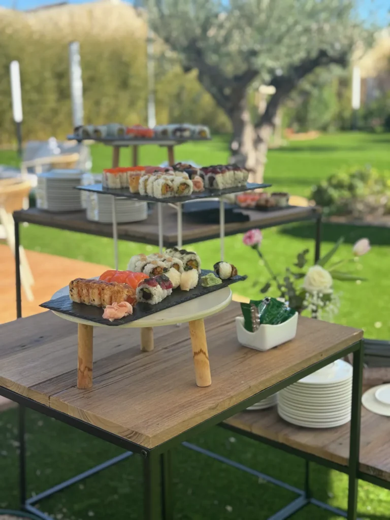 Estación de aperitivos en el cóctel al aire libre del jardín de La Regenta