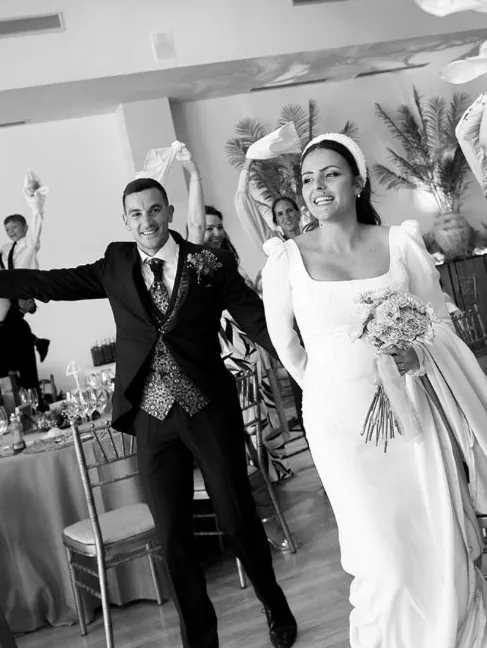 Novios celebrando su entrada al banquete de boda en La Regenta