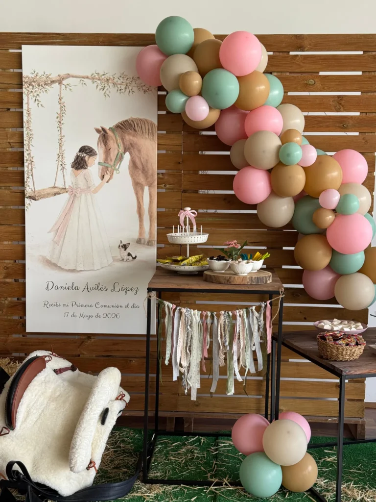 Rincón dulce de comunión con lámina ilustrada, globos y silla de montar decorativa